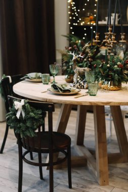 Noel yemeği için şenlik masası. Yeni yıl kutlamaları modern iç tasarımla kutlanıyor..
