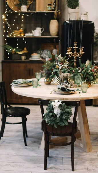 Mesa festiva para la cena de Navidad. Las fiestas de Año Nuevo celebran las decoraciones en el diseño interior moderno. — Foto de Stock