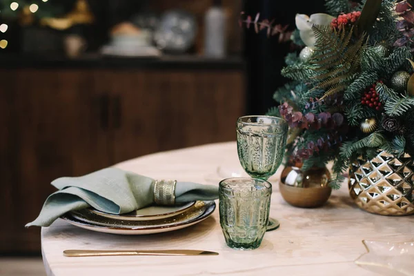 Mesa festiva para la cena de Navidad. Las fiestas de Año Nuevo celebran las decoraciones en el diseño interior moderno. — Foto de Stock