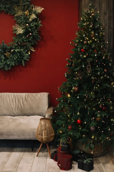 Красивая елка с игрушками, безделушками и подарочными коробками. Гостиная оформлена на Рождество и Новый год — стоковое фото