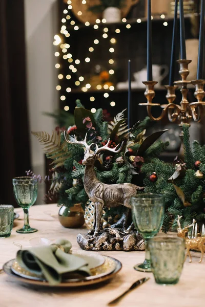Mesa festiva para la cena de Navidad. Las fiestas de Año Nuevo celebran las decoraciones en el diseño interior moderno. — Foto de Stock