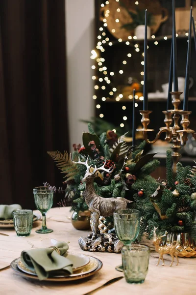 Mesa festiva para la cena de Navidad. Las fiestas de Año Nuevo celebran las decoraciones en el diseño interior moderno. — Foto de Stock