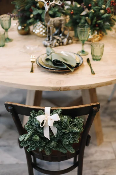 Mesa festiva para la cena de Navidad. Las fiestas de Año Nuevo celebran las decoraciones en el diseño interior moderno. — Foto de Stock