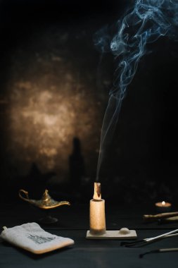 Palo santo ağacı, koyu arkaplanda akromatik çubuklar. Şifa, meditasyon, rahatlama ve arındırma için kullanılan esrarengiz nesneler