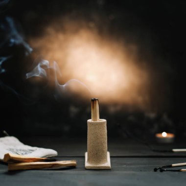 Palo santo ağacı, koyu arkaplanda akromatik çubuklar. Şifa, meditasyon, rahatlama ve arındırma için kullanılan esrarengiz nesneler