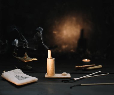 Palo santo ağacı, koyu arkaplanda akromatik çubuklar. Şifa, meditasyon, rahatlama ve arındırma için kullanılan esrarengiz nesneler