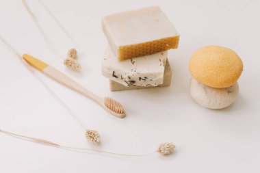 Beyaz masadaki sabun barları ve SPA kozmetik ürünleri, çevre dostu banyo malzemeleri. Sıfır atık. Plastiksiz.