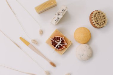Beyaz masadaki sabun barları ve SPA kozmetik ürünleri, çevre dostu banyo malzemeleri. Sıfır atık. Plastiksiz.