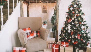 Noel için iç mekan dekore edildi. Modern evin konforu. İskandinav tarzı Noel evi iç mimarisi, rahatlatıcı bir yer.