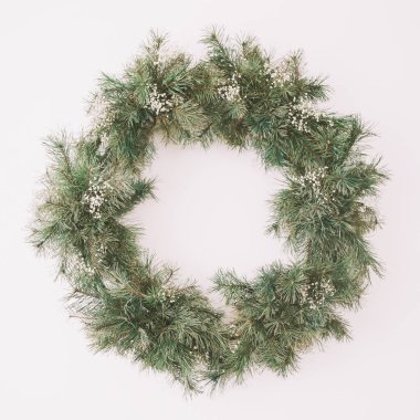 Beyaz arka planda ladin çelengi. Noel süsleri. Yeni yıl tatili kompozisyonu. Çelenk maketi. Boşluğu kopyala.