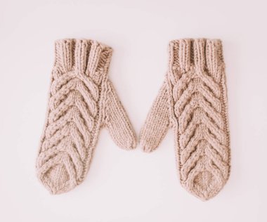 Beyaz arka planda izole edilmiş sıcak örülmüş eldivenler. Noel 'de bayram kompozisyonu çok azdır. Flatlay, üst görünüm