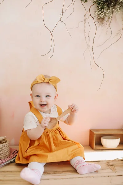 Linda niña bebé jugando con juguetes de madera ecológicos y divertirse. Pequeña niña divertida jugando en la cocina. — Foto de Stock