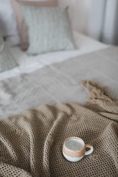 Egy csésze kávé meleg skót kockával. Reggeli az ágyban. Fehér, elegáns, hangulatos hálószoba. Hygge koncepció. Másold a helyet. Lapos fekvésű, felülnézet. — Stock Fotó
