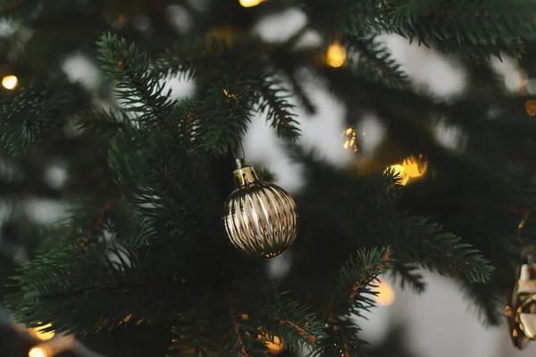 Mesterséges karácsonyfa díszített fényes golyók, csillagok, koszorú és dekorációk. Újév, Karácsony, Ünnepi háttér — Stock Fotó