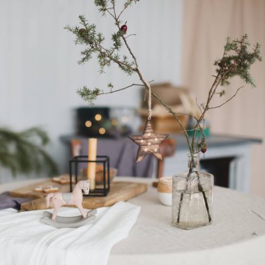 Noel için güzel bir ev. Noel için kırsal dekorasyonlu masa ayarları. Modern iç tasarımda yeni yıl süslemeleri. 