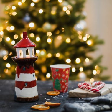 Noel süsleri, mumlar, şeker kamışı, portakal dilimleri ve ışık saçan Noel ağacı. Noel, Yeni Yıl 2021 konsepti