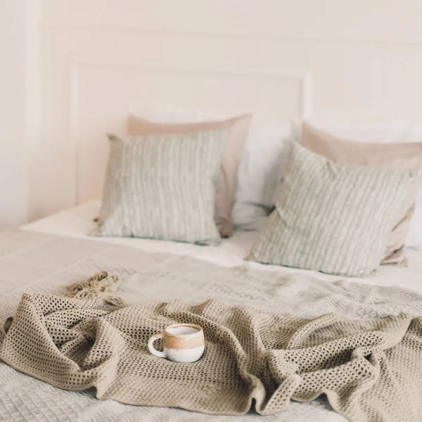 Tasse de café à carreaux chauds. Petit déjeuner au lit. Chambre confortable et élégante blanche. Concept hygge. Espace de copie. Couché plat, vue du dessus. — Photo