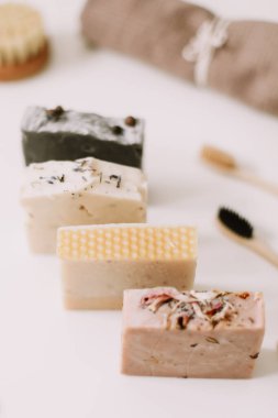 Sabun barları, beyaz masada organik kozmetik ürünler, çevre dostu banyo malzemeleri. Sıfır kayıp. Plastiksiz. düz yatış, üst görünüm