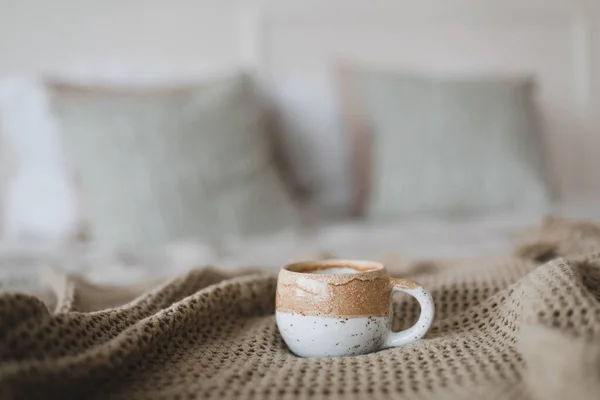 Cup of coffee with warm plaid. Breakfast in bed. White stylish cozy bedroom. Hygge concept. Copy space. Flat lay, top view. — Stock Photo, Image