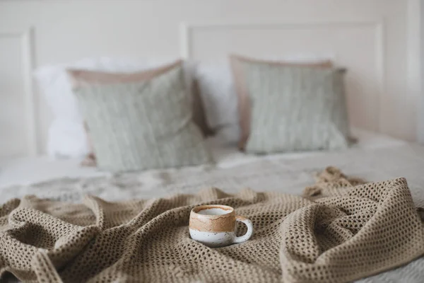 Xícara de café com xadrez quente. Pequeno-almoço na cama. Branco elegante quarto acolhedor. Conceito Hygge. Espaço para cópia. Deitado plano, vista superior. — Fotografia de Stock