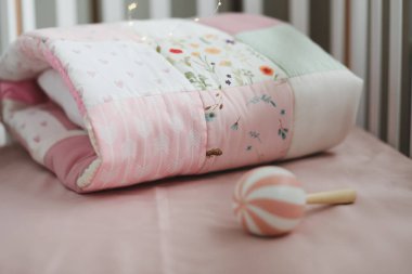Pembe sıcak yama örtüsü üst görünümü. Battaniyeli güzel bir bebek karyolası. Çocuk yuvası için yatak ve tekstil