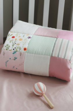 Pembe sıcak yama örtüsü üst görünümü. Battaniyeli güzel bir bebek karyolası. Çocuk yuvası için yatak ve tekstil