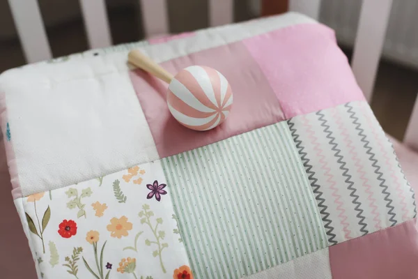Rosa cálido mosaico manta vista superior. Acogedora cuna de niña con manta. Ropa de cama y textil para guardería infantil —  Fotos de Stock