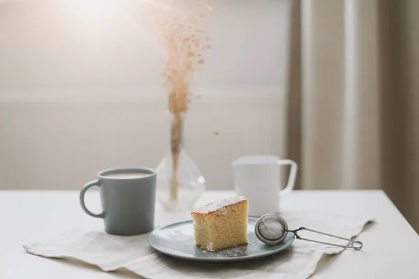Свежий торт, кувшин и чашка кофе. Кусок свежего домашнего торта с чашкой капучино на столе. Завтрак утром — стоковое фото