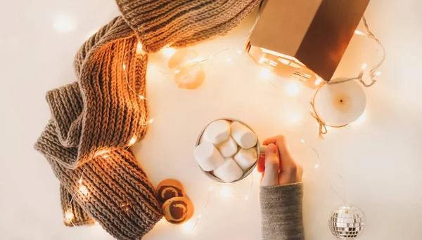 Tazza di caffè con marshmallow e biscotti su sfondo luci bokeh. Natale e Capodanno accogliente nature morte luci e decorazioni — Foto Stock