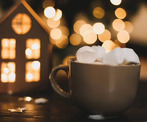 Kávé csésze mályvacukor homályos karácsonyfa a háttérben, karácsonyi dísz. Karácsony és újév hangulatos hangulat — Stock Fotó