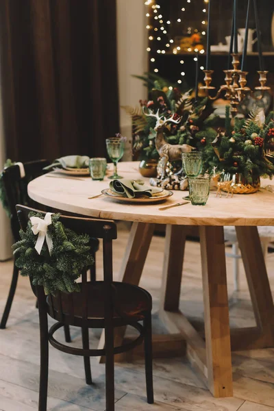 Cocina festiva en decoraciones navideñas. Comedor de Navidad. Hermoso Año Nuevo decorado clásico interior del hogar — Foto de Stock