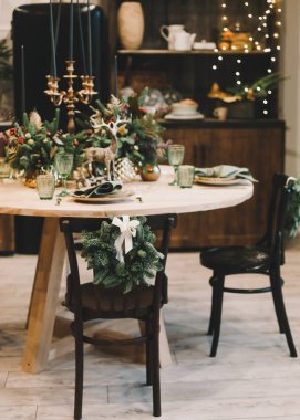Noel süslemelerinde şenlik mutfağı. Noel yemeği odası. Güzel Yeni Yıl dekore edilmiş klasik ev dekorasyonu. 