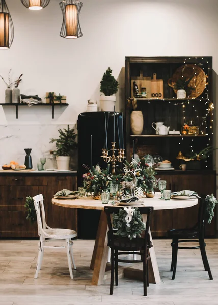 Festive kitchen in Christmas decorations. Christmas dining room. Beautiful New Year decorated classic home interior. — Stock Photo, Image