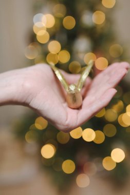 Noel ağacı süslemek, Noel oyuncağını elinde tutmak. Tatil, Noel ve Yeni Yıl Aile Kutlama Konsepti