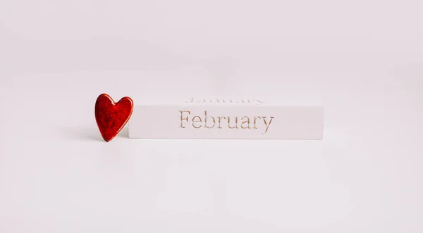 Слово FEBRUARY на дерев'яному кубі і червоне серце на білому тлі. Любов, романтика, Валентинів день. Плоть, копіювати простір. — стокове фото
