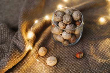 Arka planda kavanozda fındık karışımı. Ceviz ve çam fıstığı. Üst Manzara. Uzayı kopyala Süper yemek, vejetaryen, vejetaryen gıda konsepti. Ceviz dokusunun makrosu. Seçici odaklanma. Sağlıklı çerez.