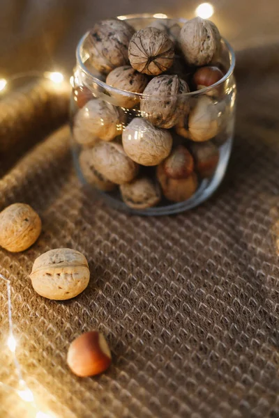 Meng noten in een pot op donkere achtergrond. Walnoten en pijnboompitten. Bovenaanzicht. Begrepen, ruimte. Superfood, veganistisch, vegetarisch voedselconcept. Macro van walnoot textuur. selectieve focus. Gezonde snack. — Stockfoto