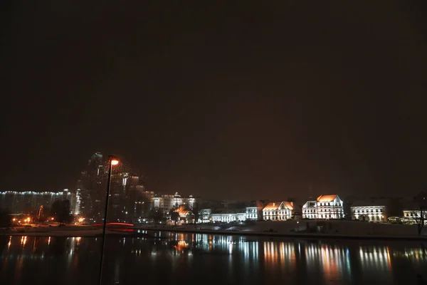 Blick auf den Fluss Svisloch mit dem Dreifaltigkeitsvorort am Abend im Winter. Minsk. Weißrussland. — Stockfoto