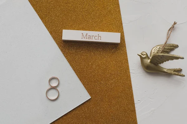 8 березня - Міжнародний день жінок з елементами декору. Вісім з двох золотих обручок і слова MARCH. Плоть, зверху, копія простору — стокове фото