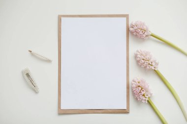 Düğün ya da doğum günü düz kompozisyon pembe çiçekler ve boş kağıt kart, maket, davetiyeler. Düz görünüm, üst görünüm, boşluk kopyala