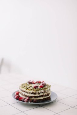 Beyaz masada taze yaban mersinli ıspanaklı ve kremalı ev yapımı kek, diyet kahvaltısı.