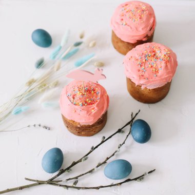 Paskalya pastası, renkli yumurtalar ve arka planda söğüt dalları. Mutlu Paskalya tatili konsepti