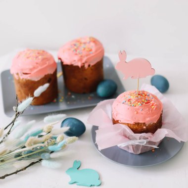 Paskalya pastası, renkli yumurtalar ve arka planda söğüt dalları. Mutlu Paskalya tatili konsepti