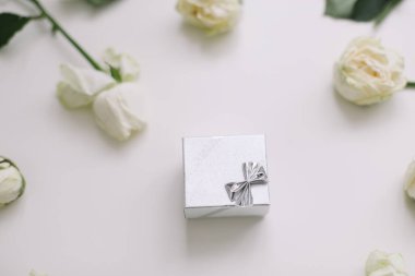 Gümüş mücevher kutusu ve beyaz güller. Düğün, Aşk, Sevgililer Günü, Mutlu Yıllar konsepti