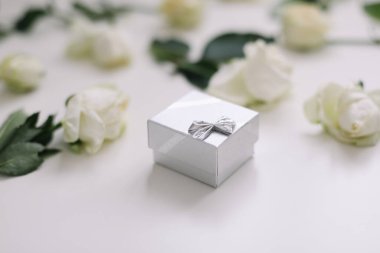 Gümüş mücevher kutusu ve beyaz güller. Düğün, Aşk, Sevgililer Günü, Mutlu Yıllar konsepti