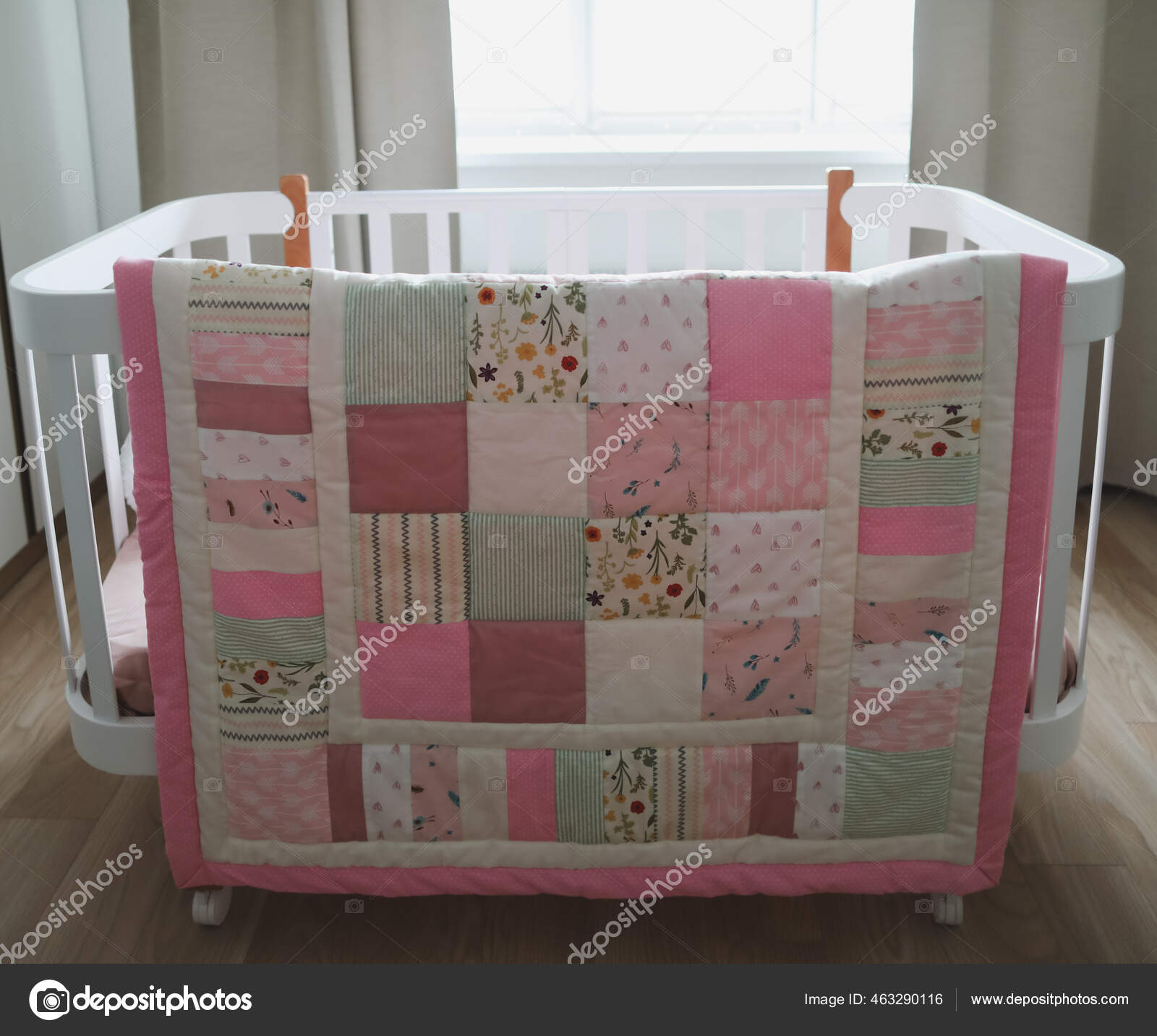 Lit Bebe Confortable Avec Couverture Patchwork Rose Linge De Lit Bebe Literie Et Textile Pour Pepiniere Faire La Sieste Et Dormir Image Libre De Droit Par Gkondratenko C