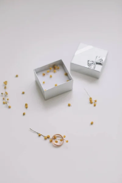 상자 안에 황금 반지가 있는 꽃 배경, 맨 위 뷰. 결혼식, 결혼 제안 — 스톡 사진