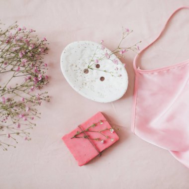 Seramik sabun ve çiçekli doğal el yapımı sabun, spa organik sabun, sürdürülebilir yaşam tarzı.