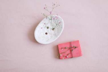 Seramik sabun ve çiçekli doğal el yapımı sabun, spa organik sabun, sürdürülebilir yaşam tarzı.