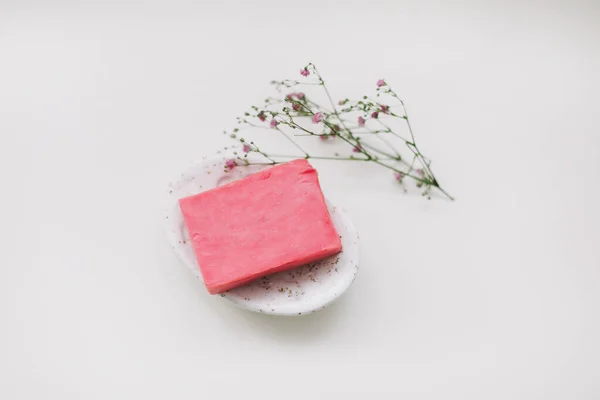 Naturalne ręcznie robione mydło bar z ceramicznym mydłem naczynia i kwiaty, spa mydło organiczne, zrównoważony styl życia — Zdjęcie stockowe
